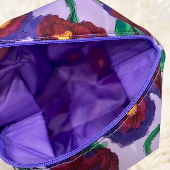 Clinique "Cosmetic Bag with Goodies in Floral" NWT - Picture 6 of 6